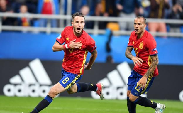 Sandro, ayer con la sub-21 junto a Saúl, que celebra el 1-0 ante Macedonia. /Maciej Gillert. Afp