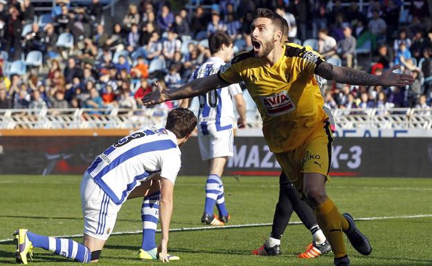 Borja Bastón celebra un gol ante la Real Sociedad durante su etapa en el Eibar. /EFE