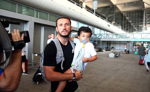 Paul Baysse, con uno de sus hijos ayer a su llegada al aeropuerto de Málaga.