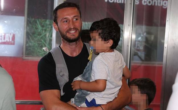 Paul Baysse, con sus hijos a su llegada a Málaga el lunes./Salvador Salas