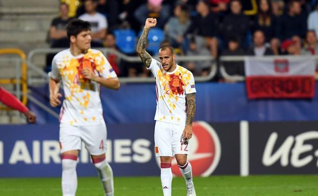 Sandro celebra su gol ante Portugal con Meré, que tiene una oferta del Málaga, en primer plano.