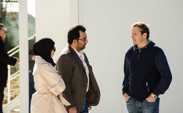 Al-Thani (acompañado de su hija Hamyan) conversa con Arnau. :