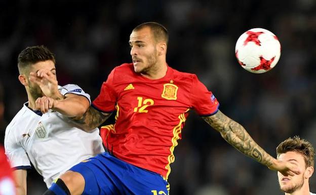 Sandro, el martes en una pugna por alto por el balón en el duelo ante Italia./AFP
