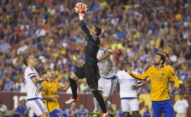 Masip, en una salida por alto frente al Chelsea hace dos años en un amistoso en Washington.