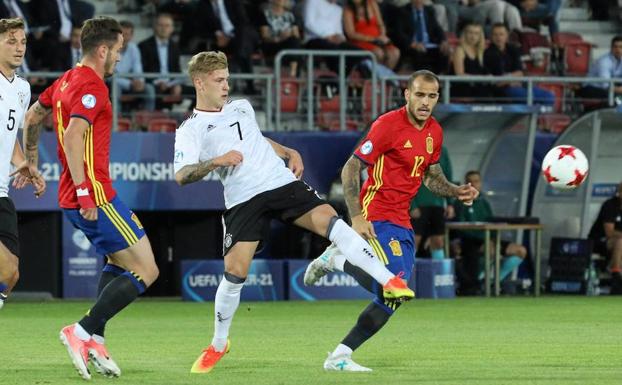 El alemán Meyer y Sandro, durante la final del Europeo sub-21