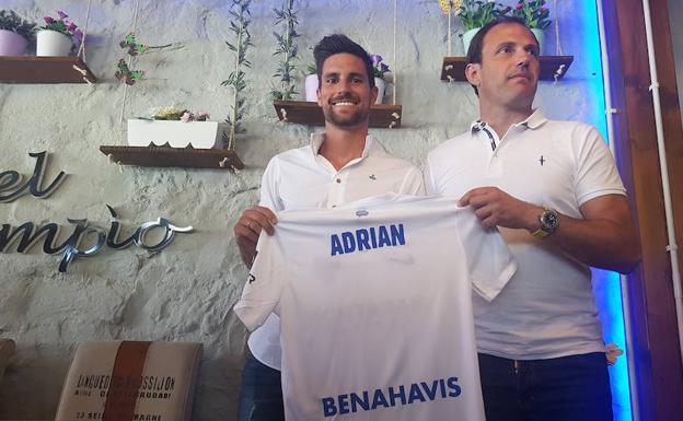 Adrián, en su presentación, junto a Arnau.