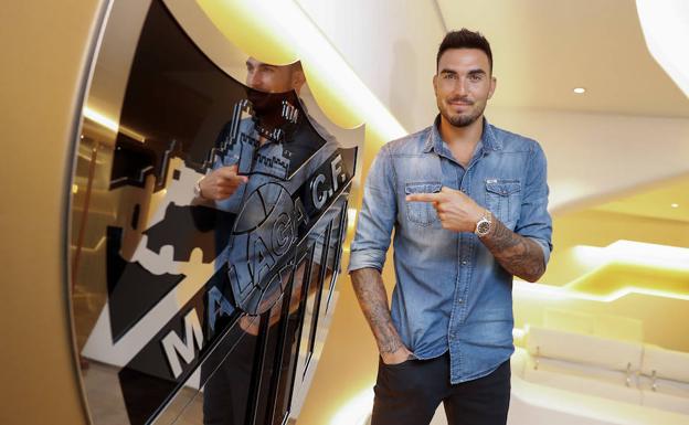 Roberto, en La Rosaleda tras la firma del contrato.