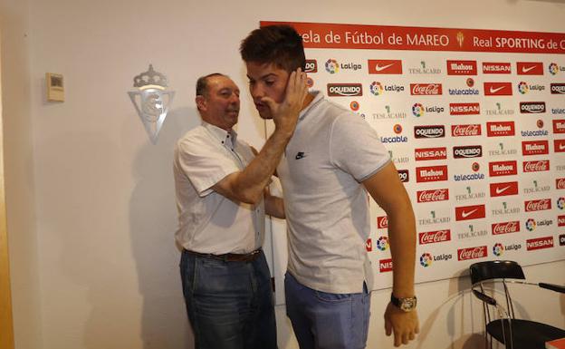 Meré, emocionado, recibe un cariñoso saludo del mítico Quini, con el que se fundió en un abrazo.