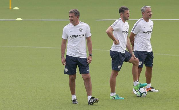 Míchel, duarnte el entrenamiento de este domingo.