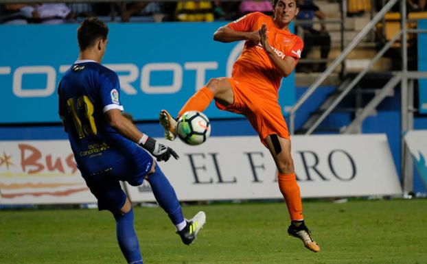 Mula disputa el balón ante la salida de Chichizola.