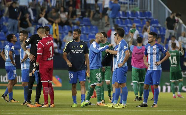 Los jugadores, hundidos tras otra derrota, fueron despedidos con pitos por los aficionados que aún no habían abandonado La Rosaleda. /Ñito Salas