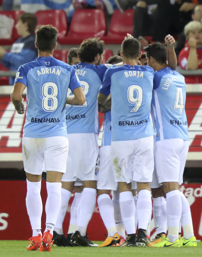 Los jugadores del Málaga se abrazan tras conseguir Recio el tanto en Soria./Agencia Lof