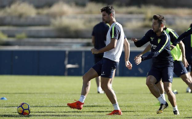 Adrián, con el balón en el entrenamiento de ayer en el Ciudad de Málaga. /Fernando González