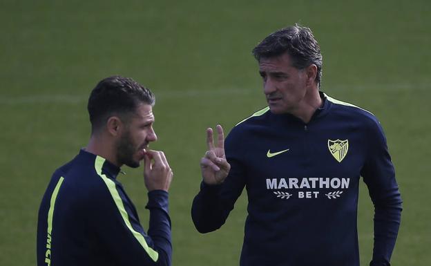 Míchel conversa con uno de sus ayudantes, Demichelis, en el entrenamiento de ayer/Ñito Salas