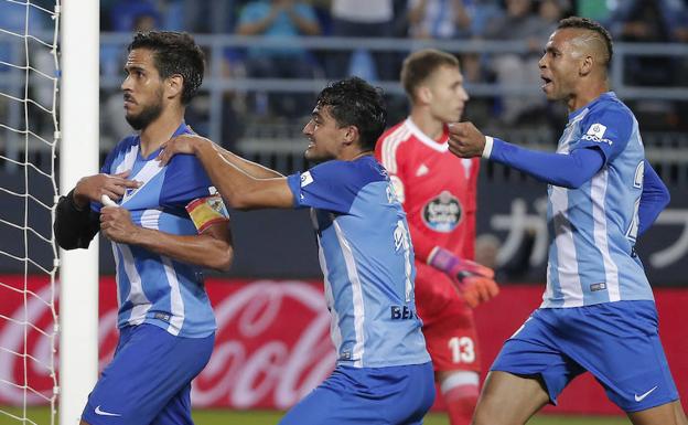 Recio celebra el gol con Chory Castro agarrándolo y En-Nesyri detrás/Ñito Salas