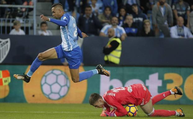 En-Nesyri salta por encima del guardameta del Celta Rubén./Ñito Salas