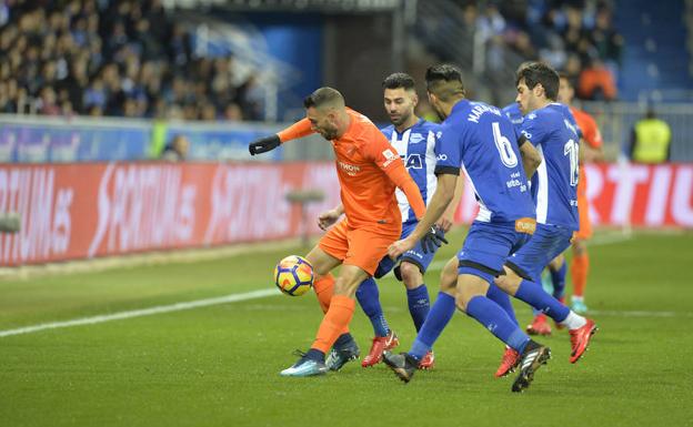 Borja Bastón intenta controlar el balón ante la presión de tres contrarios./Agencia Lof