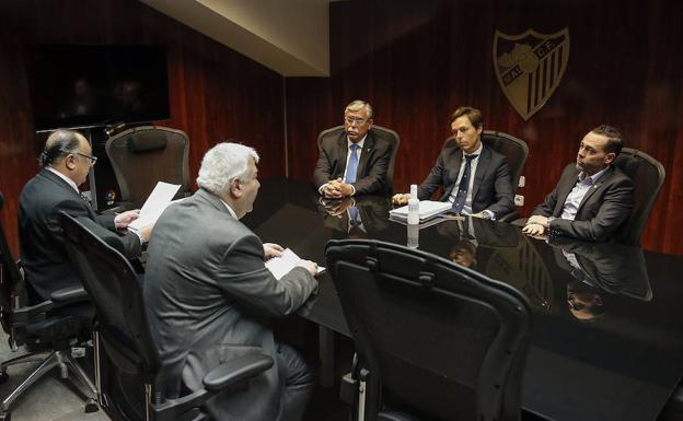 Javier Olmedo y Antonio Aguilera, de la asociación de pequeños accionistas, y a la derecha Francisco Martín Aguilar, Joaquín Jofre y Carlos Pérez, en la anterior junta de accionistas del Málaga. /Málagacf