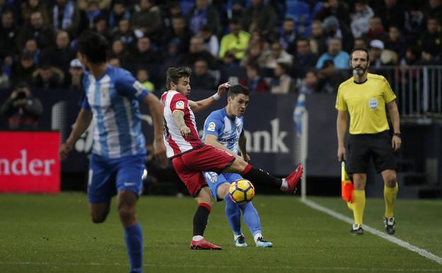 Ricca intenta el pase a su compatriota Chory Castro en el partido en casa ante el Girona. :/Ñito Salas