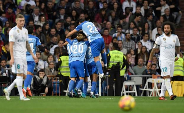 Los jugadores celebrando uno de los goles que el Málaga metió en su visita al Bernabéu./AFP