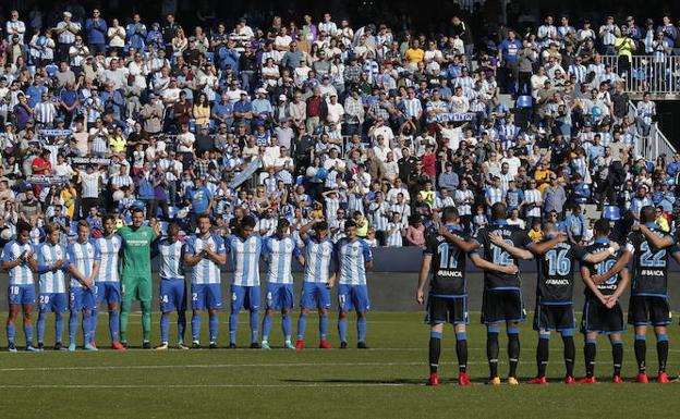 El sentido minuto de silencio que se guardó por Chiquito de la Calzada en el duelo de la primera vuelta entre ambos equipos./Ñito Salas