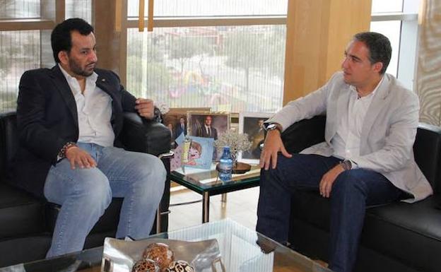 Abdullah Al-Thani y Elías Bendodo, en una reunión en la Diputación hace casi dos años. /SUR