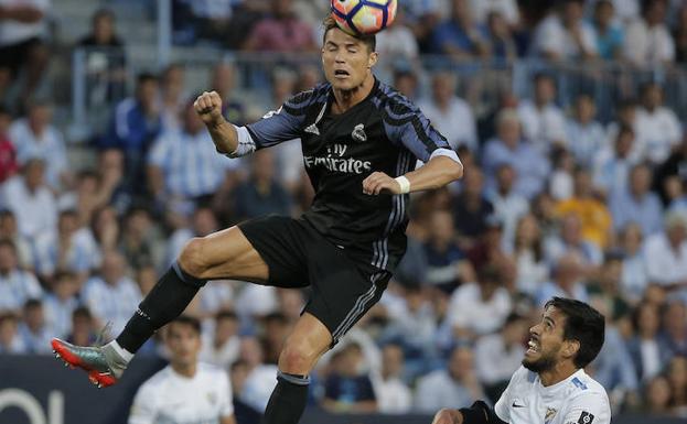 Cristiano Ronaldo salta ante Recio la pasada campaña. /Ñito Salas