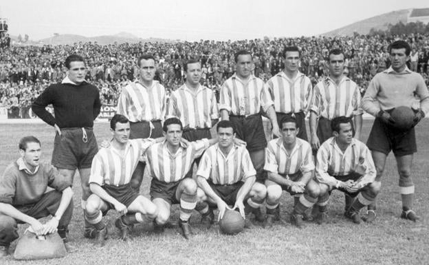 De pie, Carbelo, Robles, Teo, González, Laborda, Maciá y Bellido; agachados, Esteban Alba (masajista), Azcue, Bazán, Manolo Jiménez, Gamonal y Cabrera