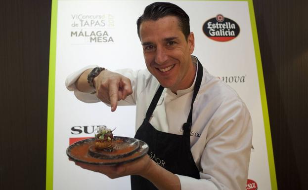 Pablo Castillo posa contento con la tapa ganadora de su restaurante Savor, ubicado en San Pedro Alcántara.