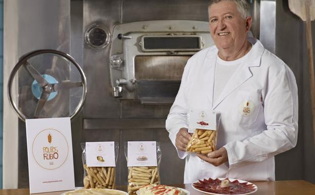 José Rubio con los Piquitos Gourmet Maridados/SUR