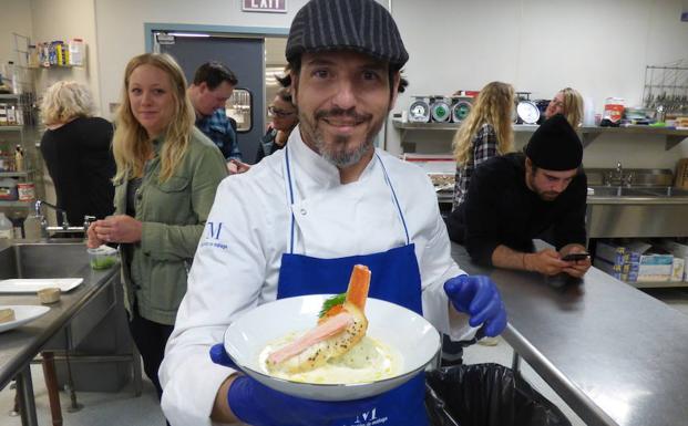 Sergio Garrido, con el gazpachuelo