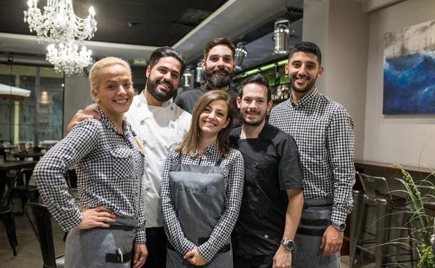 El chef Ignacio Carmona no ha dudado en regresar al barrio de El Soho, donde llegara al timón de Manducare, con dos propuestas hermanadas: Cayetana, con una cocina tradicional actualizada, y El Imperdible, donde la fusión es la nota dominante, pero manteniendo los guiños a los productos y recetas locales.