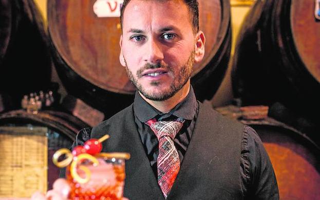 Víctor Varela, reciente campeón en el concurso nacional de coctelería, posa en la taberna Antigua Casa de Guardia con una versión del clásico Negroni elaborado con vermú malagueño. /Daniel Maldonado