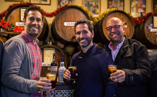 La nueva generación al frente de la taberna y de la bodega Antigua Casa de Guardia. De izquierda a derecha, Javier y Alejandro Garijo del Pino, hijos de Antonio Garijo Alba, y Cayetano Garijo Ruiz, director de la bodega.