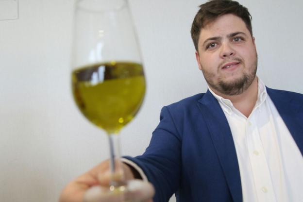 Gonzalo Ramírez con su aceite. /Sur