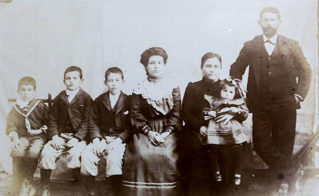 A la derecha de la imagen, Domingo Ramos, tatarabuelo de Damián y Sebastián, fundador del horno de pan que su bisnieto Rafael y su esposa, Enry Díaz, diversificaron con las tortas.