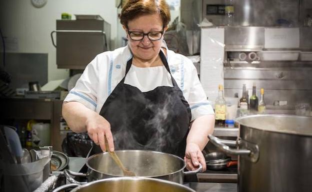 Elisa Cadenas, cocinando. /D. Maldonado