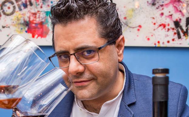El sumiller y propietario de Éboka, Antonio Fernández, asegura que «un vino generoso acapara la atención en la mesa».