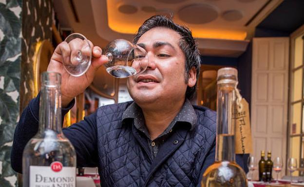 El pisco es un aguardiente que sorprende por su variedad y versatilidad. Carlos Chávez lo da a conocer en La Pachamama.