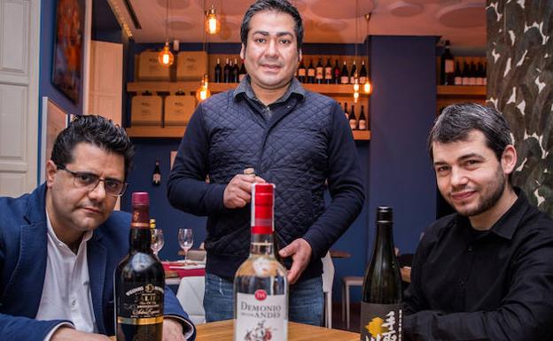 Antonio Fernández, Carlos Gáez y Francisco Martínez nos ayudan a conocer tres bebidas con tradición que abren un mundo de posibilidades sensoriales en la mesa. /Daniel Maldonado