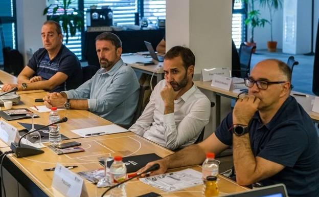 Plaza, con Vidorreta, Sito Alonso y Laso, en la reunión de la Euroliga.