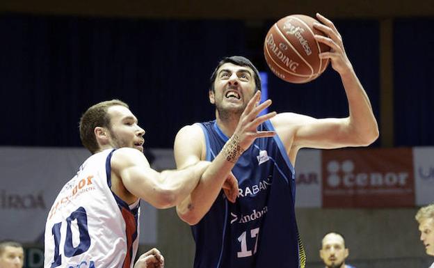 Shermadini intenta una canasta con el Andorra.