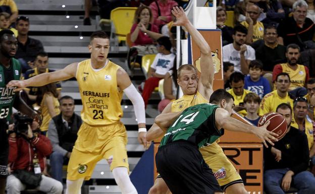 Salin, en una acción defensiva con Ventura, del Joventut.