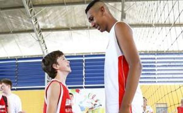 Matheus Maciel, a la derecha de la imagen.