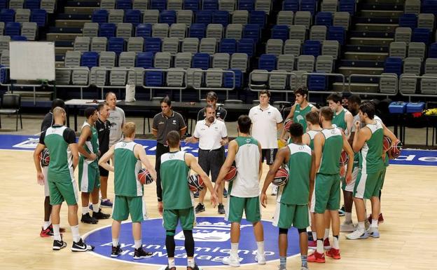 Joan Plaza da instrucciones a sus jugadores en un entrenamiento de esta semana.