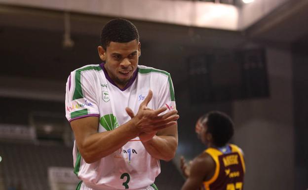 McCallum aplaude una acción del Unicaja en el partido ante el Gran Canaria/ACBPhoto