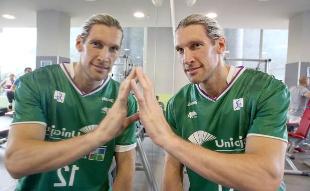 Walter Herrmann posa para SUR en el gimnasio de Benalmádena en el que se ejercita para apurar su última etapa como jugador. /Salvador Salas