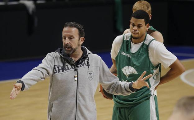 Plaza da instrucciones a McCallum durante un entrenamiento./Unicaja B. Fotopress