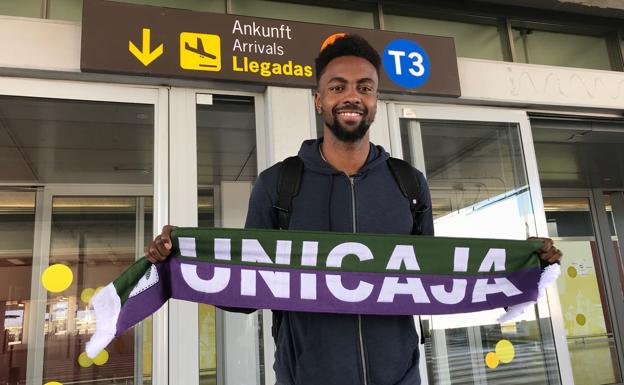 Livio Jean-Charles, último fichaje del Unicaja, aterrizó a mediodía en Málaga/@unicajacb