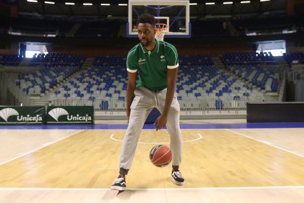 Livio Jean-Charles, ayer en la pista del Palacio de los Deportes antes de su presentación. /Salvador Salas